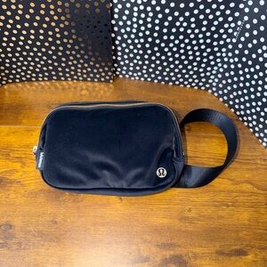 Lululemon Athletica Everywhere Belt Bag *Velour in Black & Gold
